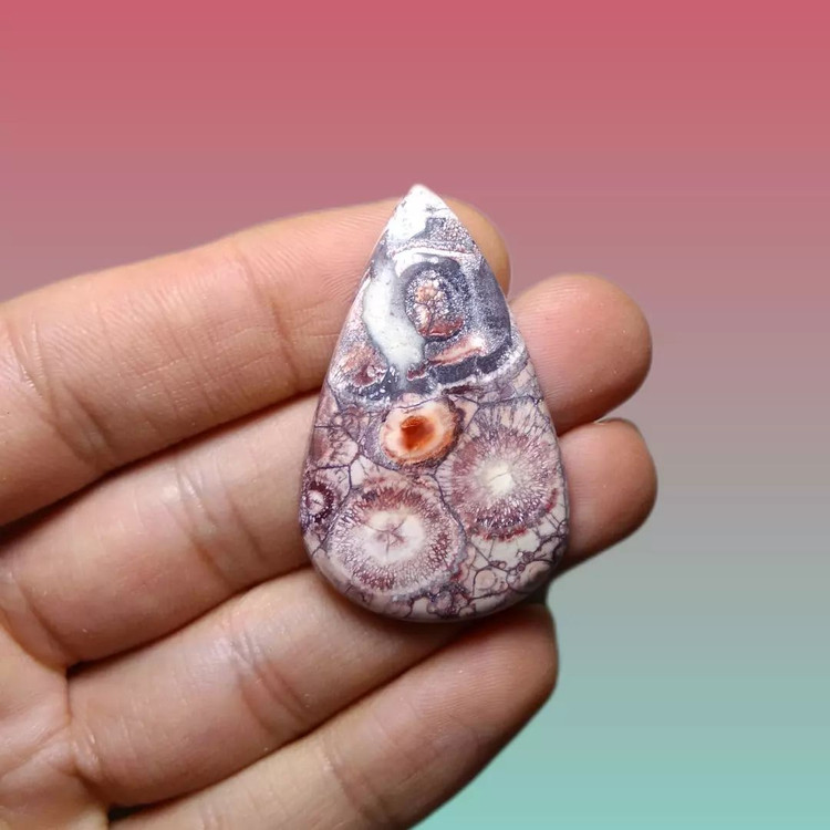 سنگ معروف ب چشم شیطان