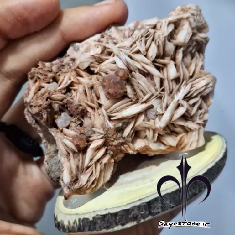 باریت آنالیسم روی پایه چوبی بسیار خاص و زیبا و کمیاب