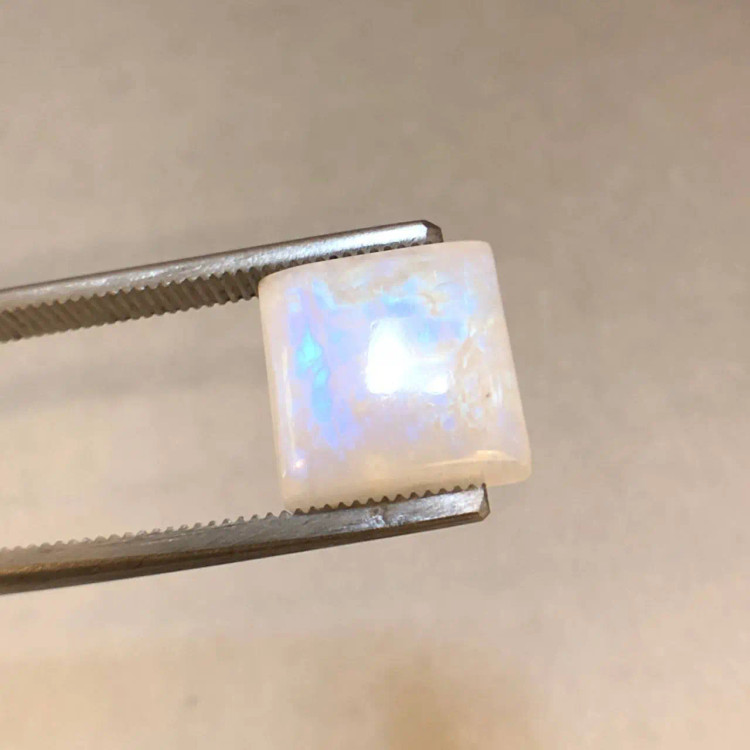 مون استون رنگین کمانی