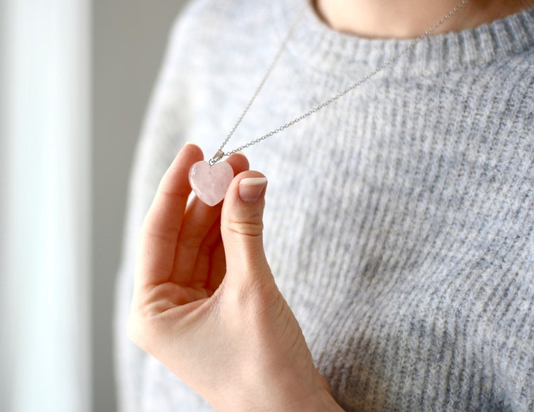 پلاک گردنی سنگ رزکوارتز تراش قلب