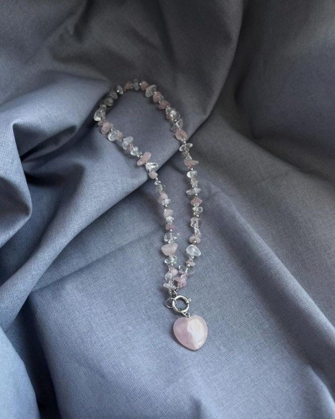 مشخصات قیمت وخرید گردنبند سنگ رزکوارتزاصل