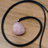 گردنبندراف تامبل شده سنگ رزکوارتزاصل ومعدنی بازنجیرچرم