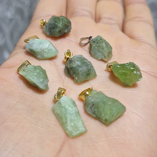 پلاک و آویز گردنی سنگ زبرجد خام (راف) افغانستان اصل
